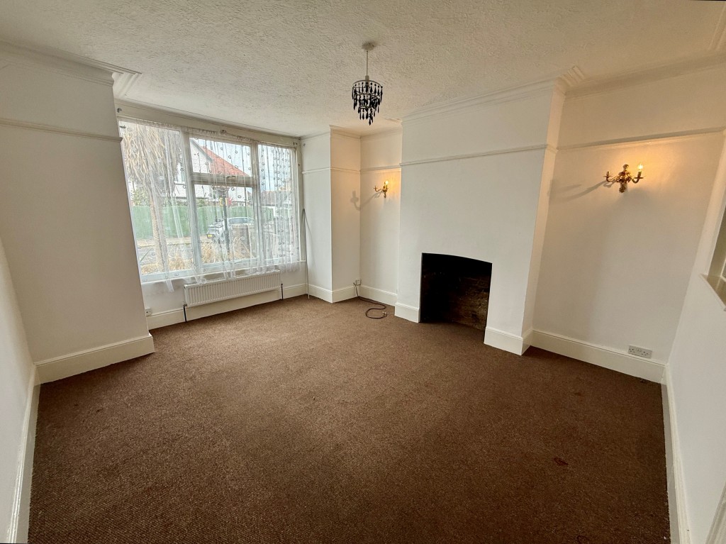 Lot: 112 - TWO-BEDROOM GROUND FLOOR FLAT WITH GARDEN - Living room